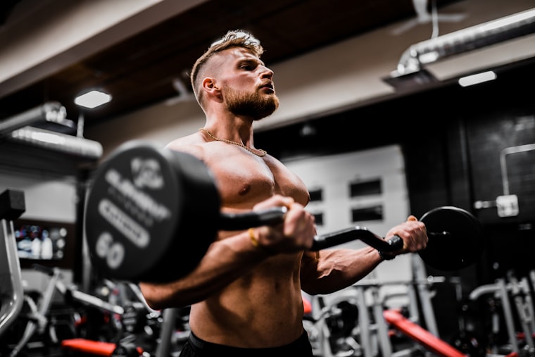 Persona che si allena con i pesi in palestra
