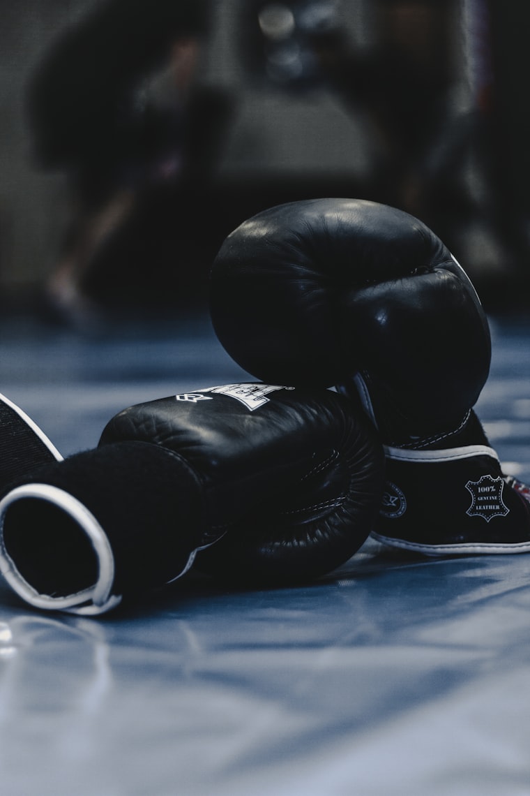 Allenamento di kickboxing in palestra con sacco